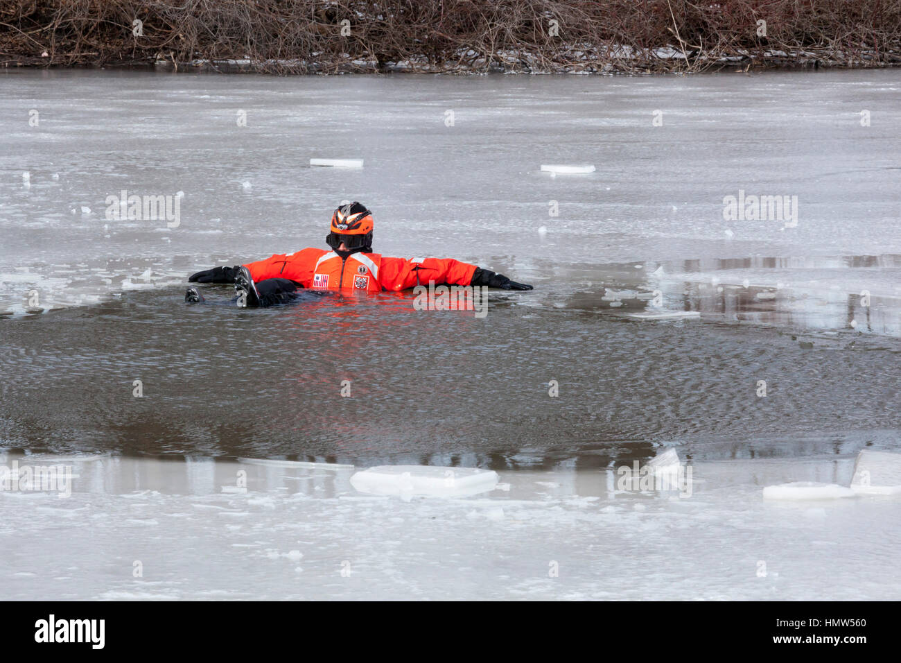 Detroit, Michigan - USA Coast Guardsman indossa una tuta di sopravvivenza attende una dimostrazione di ghiaccio tecniche di salvataggio per iniziare. Foto Stock
