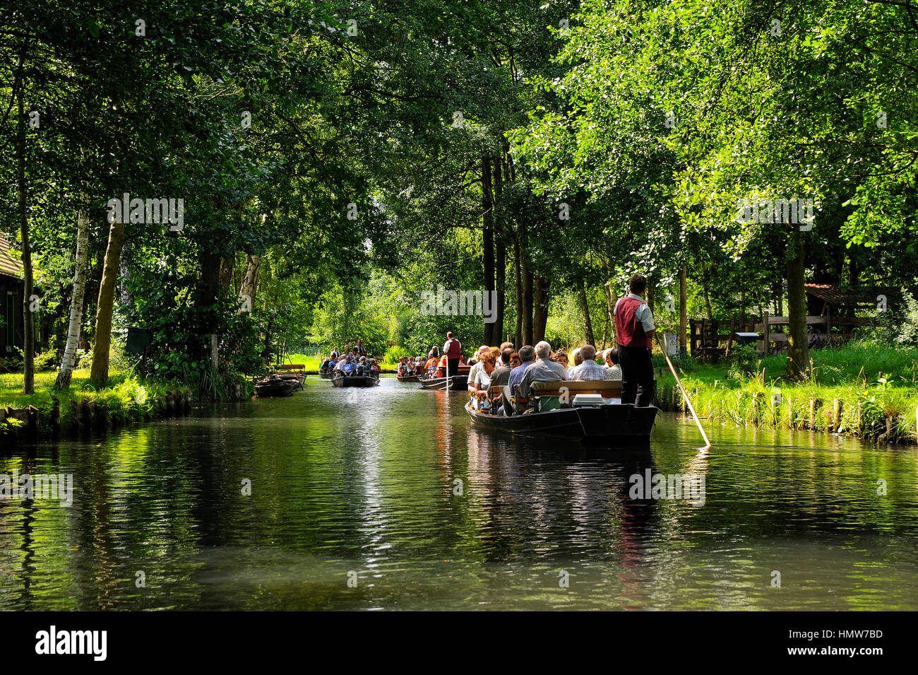 Le barche con i turisti sul fiume Fließ, Lehde distretto, Lübbenau, Spreewald, Spreewald riserva naturale e riserva della biosfera Foto Stock