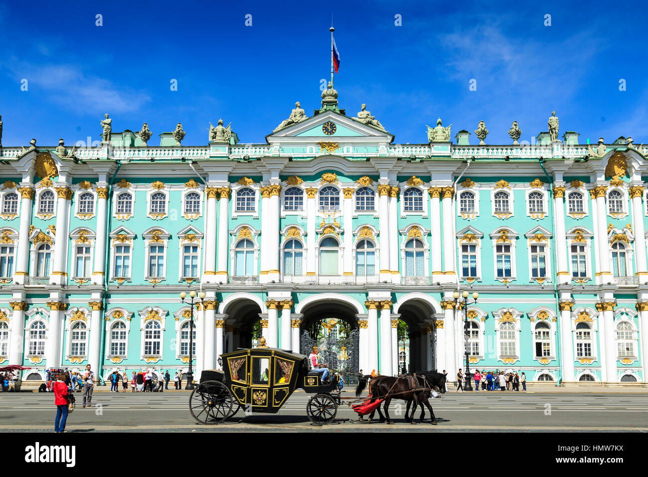 Pullman e cavalli fuori la parte anteriore del Museo Hermitage di San Pietroburgo, Russia Foto Stock