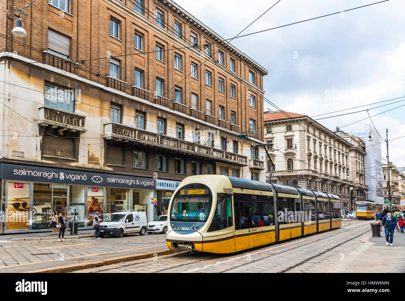 Milano, Italia 14 giugno 2016 il moderno tram (Serie ATM 7500