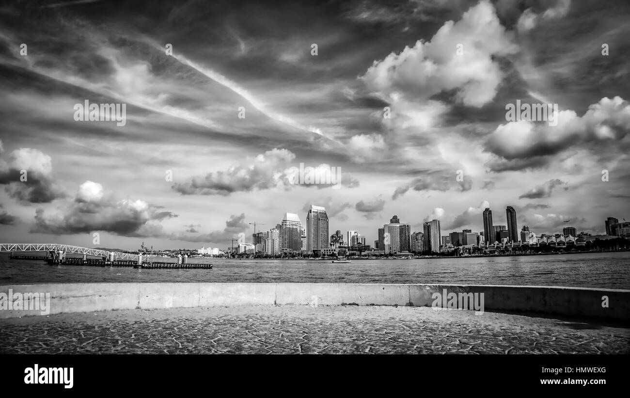 Guardando a San Diego dal Bayshore Bikeway in Coronado, California. Foto Stock