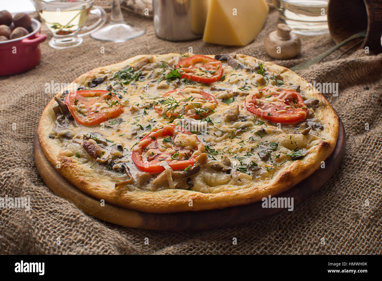 Una deliziosa pizza con funghi Foto Stock