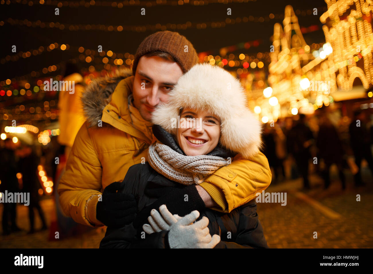 Una storia di amore di coppia splendida all'aperto in inverno Foto Stock