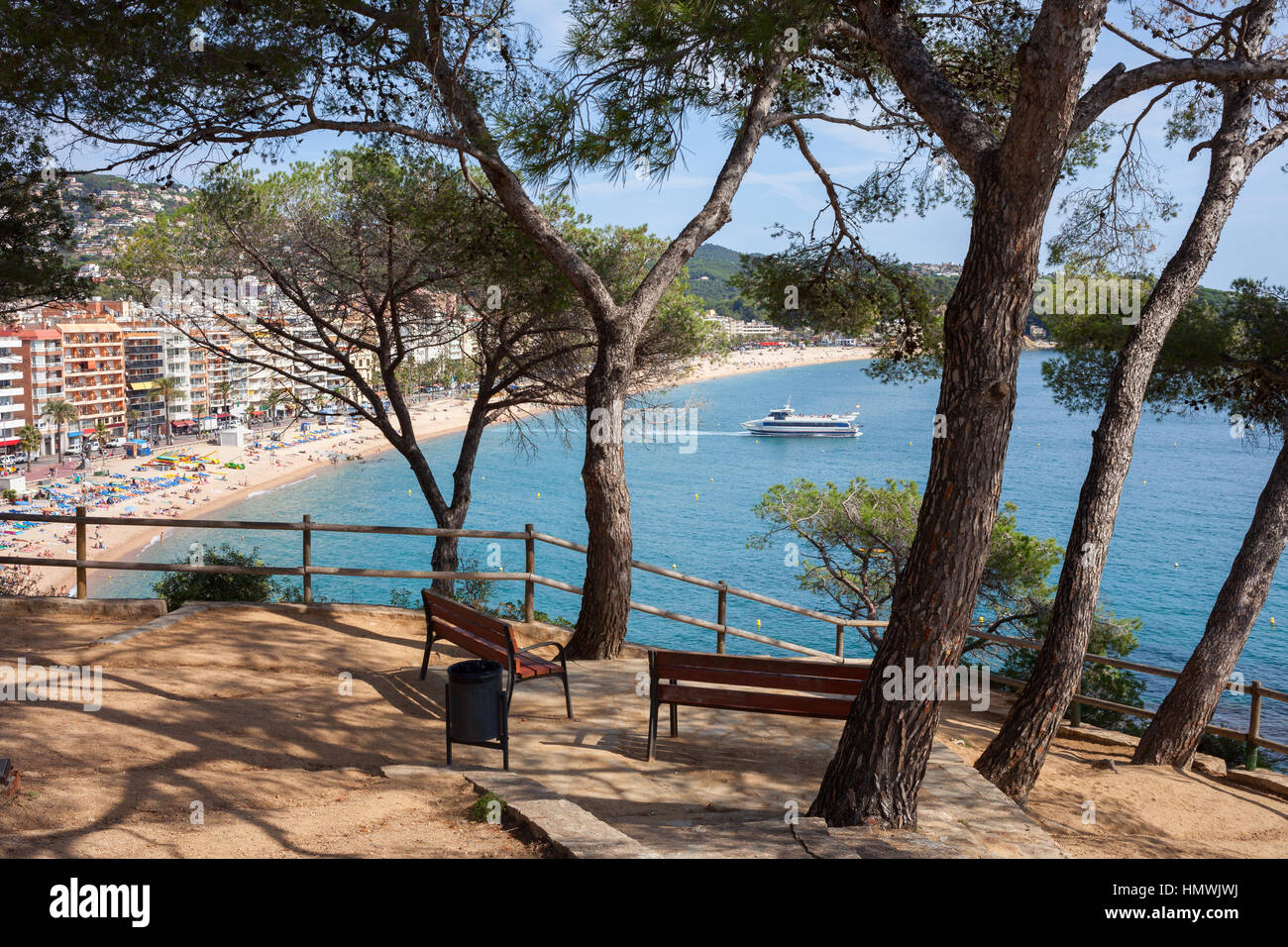 In Spagna, in Catalogna, Lloret de Mar cittadina sulla Costa Brava, cliff terrazzo superiore con panchine Foto Stock