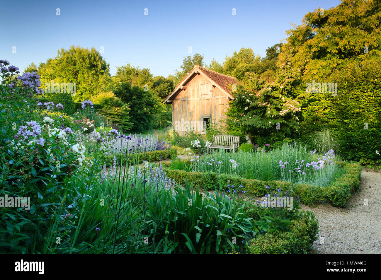 Jardins du pays d'Auge, qui giardino chiamato 'le repos du jardinier' con un fienile e 4 piazze di scatole e piante perenni Foto Stock