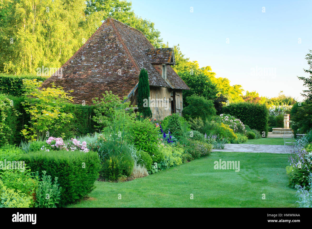 Un fienile in Jardins du pays d'Auge, Normandia, Francia. Foto Stock