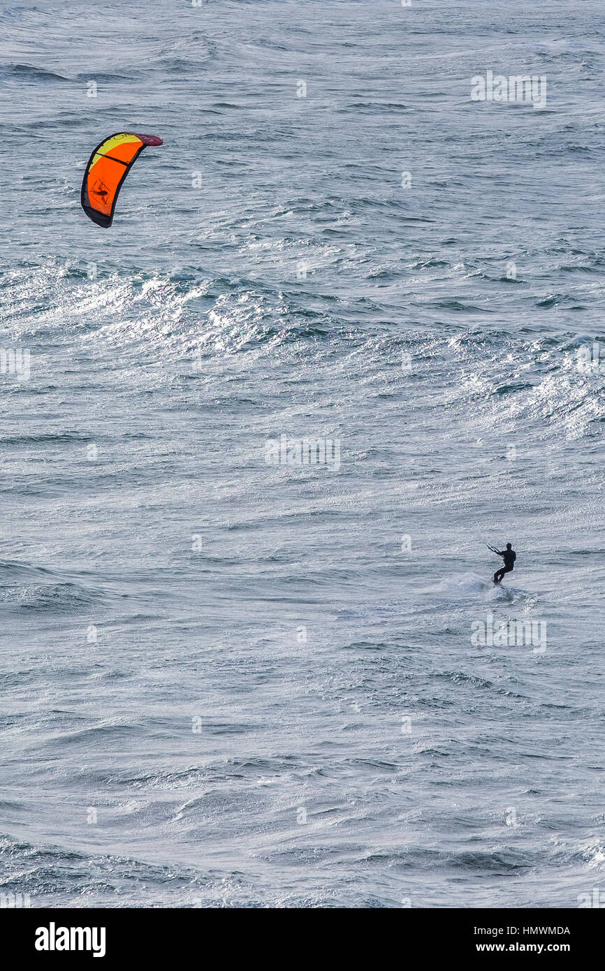 Kite surfer distanza North Cornwall coast Foto Stock