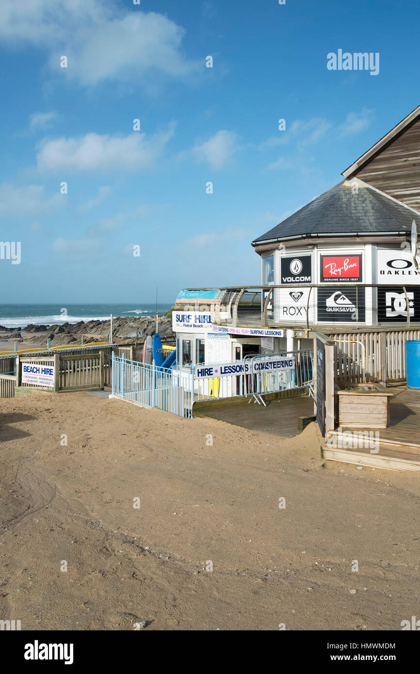 Noleggio surf a Fistral in Newquay, Cornwall. Foto Stock
