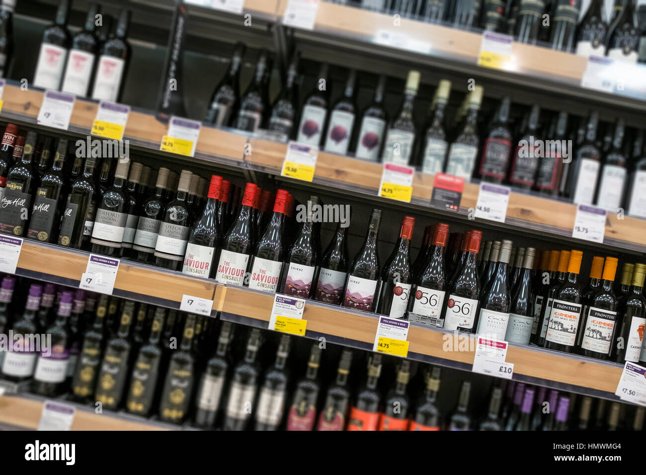 Gli scaffali pieni di bottiglie di vino in vendita all'interno di un supermercato Morrisons. Foto Stock