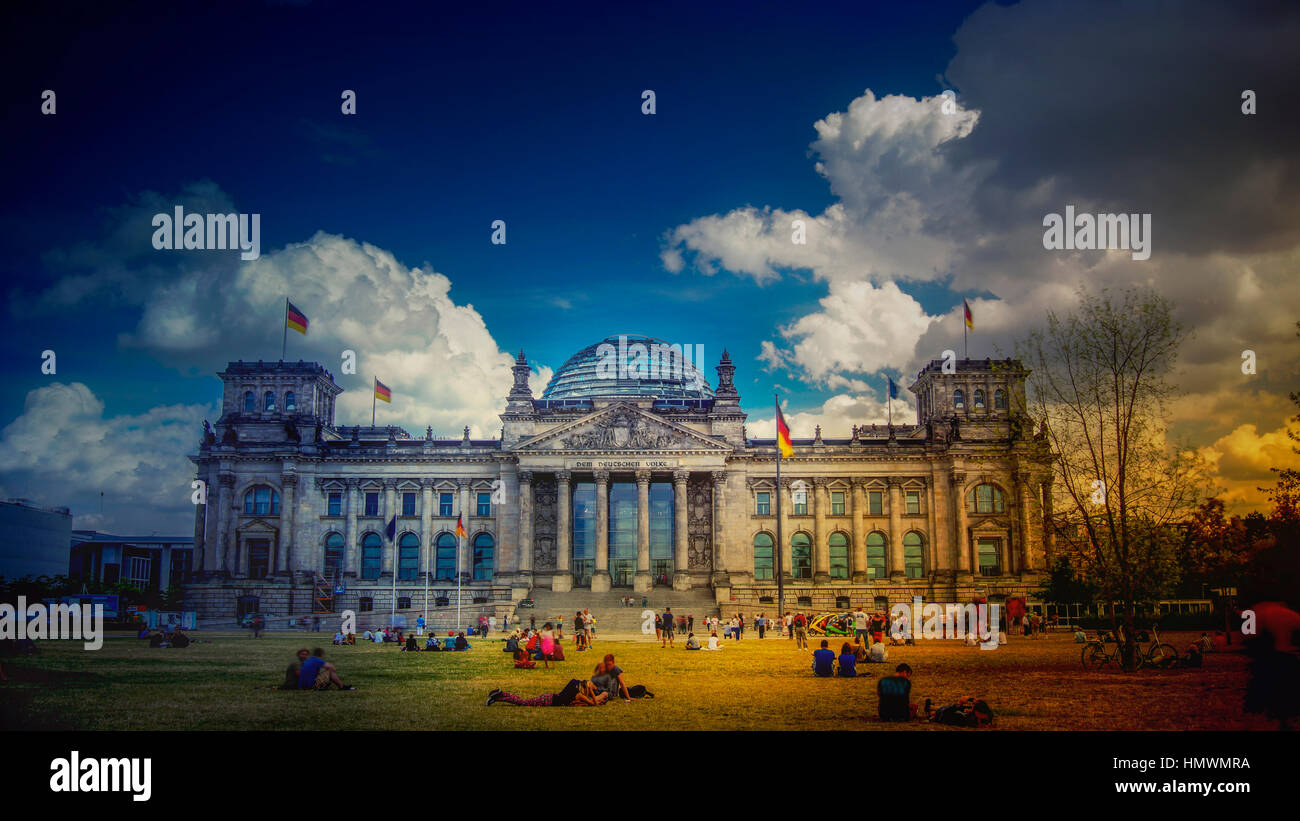 Lo storico palazzo del Reichstag a Berlino con la sua cupola moderna, Berlino, Germania Foto Stock