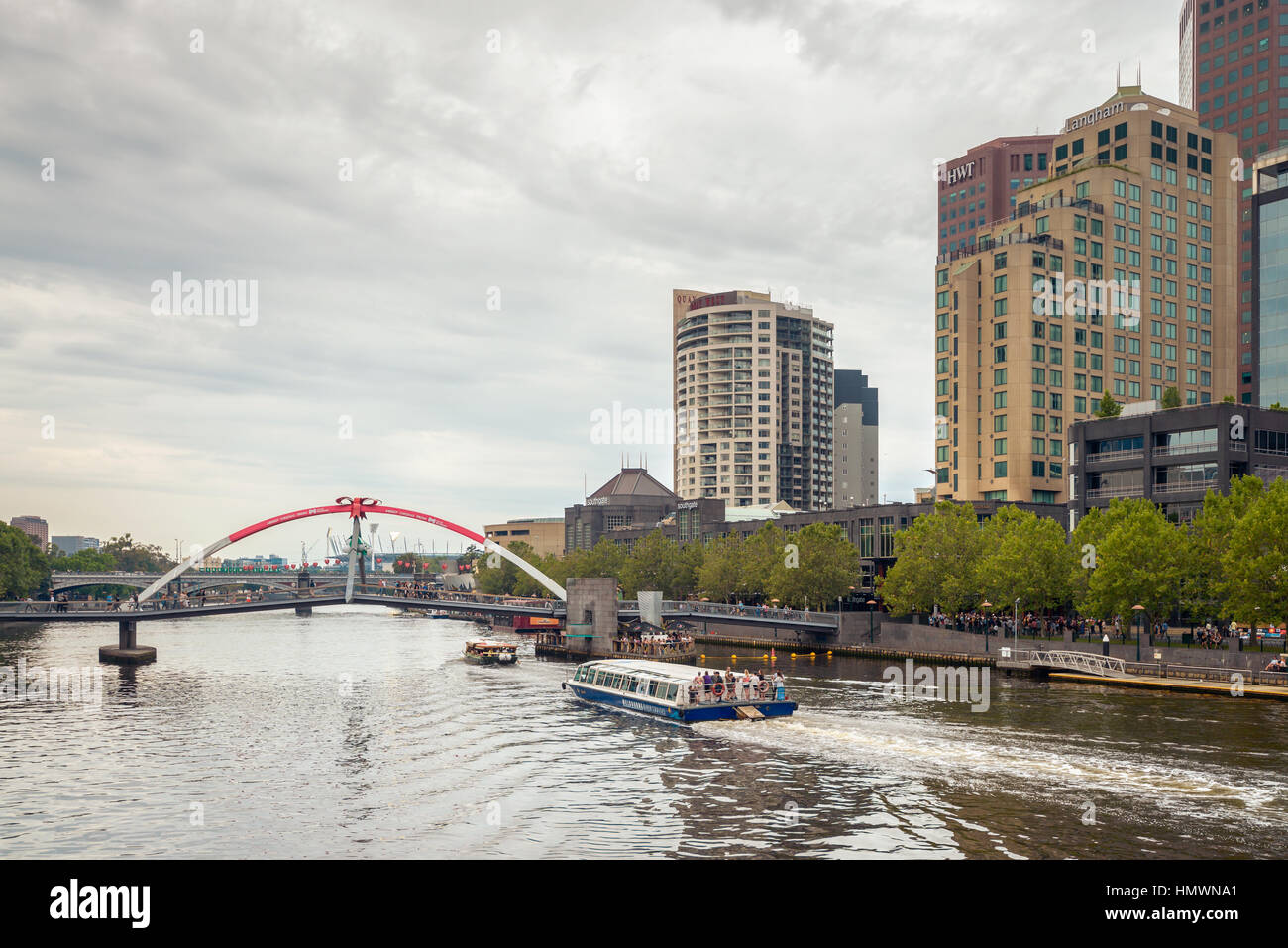 Melbourne, Australia - 27 dicembre 2016: le persone che viaggiano su Melbourne River Cruises barca lungo il fiume Yarra, Victoria Foto Stock