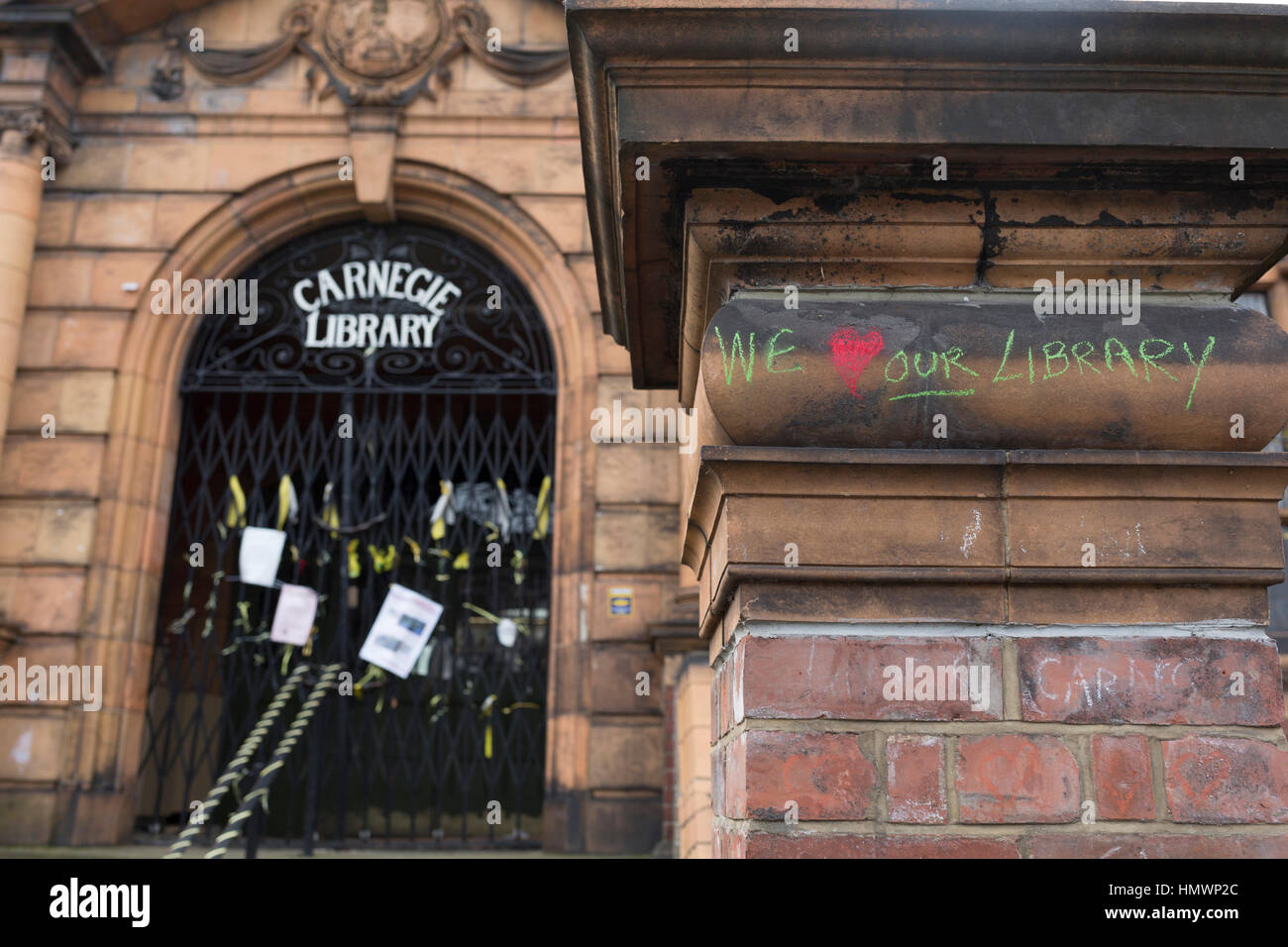 L'esterno chiusa di Carnegie Library ,il 6 febbraio 2017, a Herne Hill, London borough di Lambeth, Inghilterra. Chiuso dal consiglio di Lambeth e occupata dai manifestanti per dieci giorni nel mese di aprile del 2016, la biblioteca che ha ereditato da filantropo americano Andrew Carnegie è stato bloccato poiché mai perché, dire Lambeth austerità tagli sono necessari anche se 24hr security rendono più costoso da mantenere chiusi che aperti per la comunità locale. Una palestra che i locali dicono che non desiderano o non necessitano di è previsto di sostituire la biblioteca di lavoro e mentre alcuni dei 20.000 libri sugli scaffali rimarrà, n. L Foto Stock