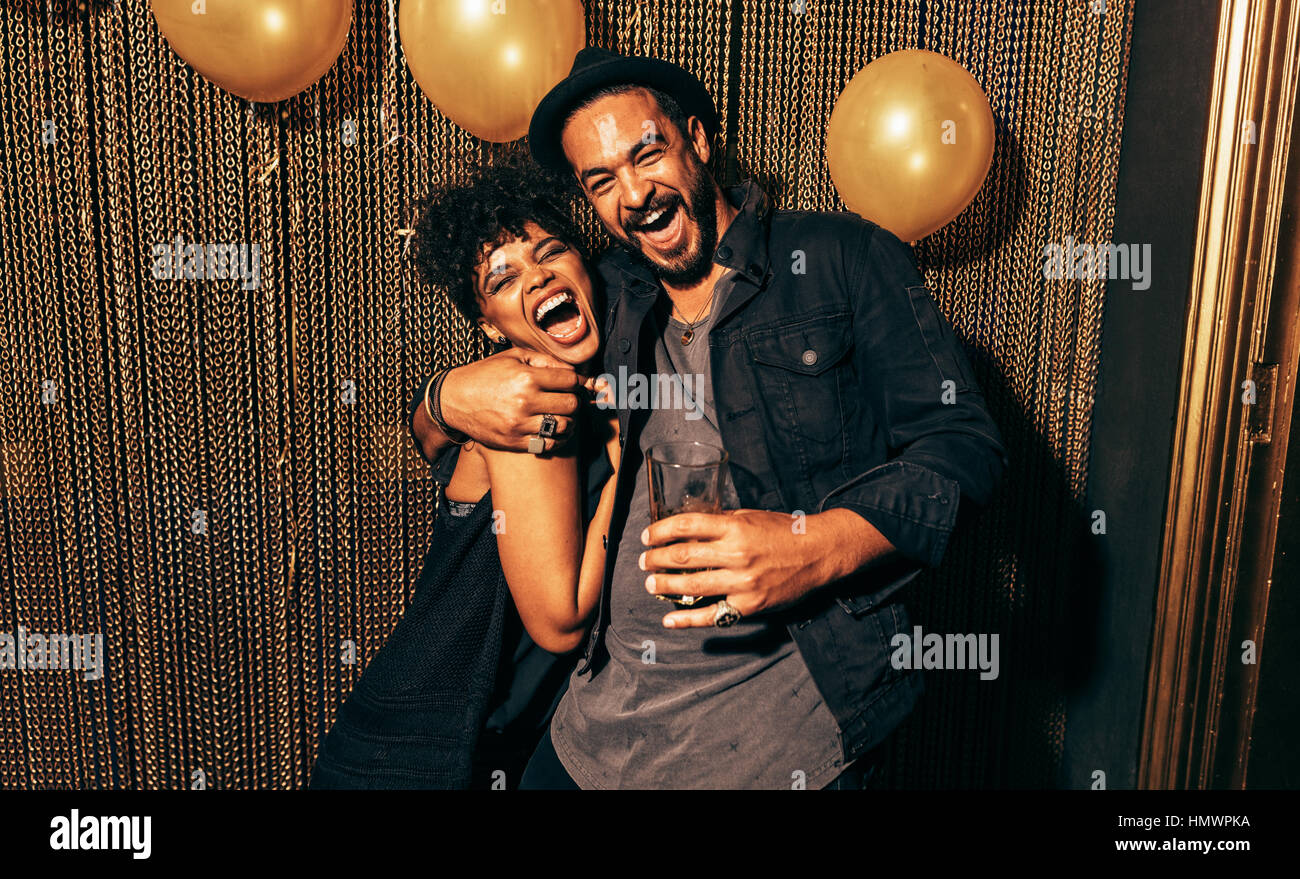 Immagine di felice coppia giovane divertendosi in discoteca. Giovane uomo e donna godendo di un partito. Foto Stock