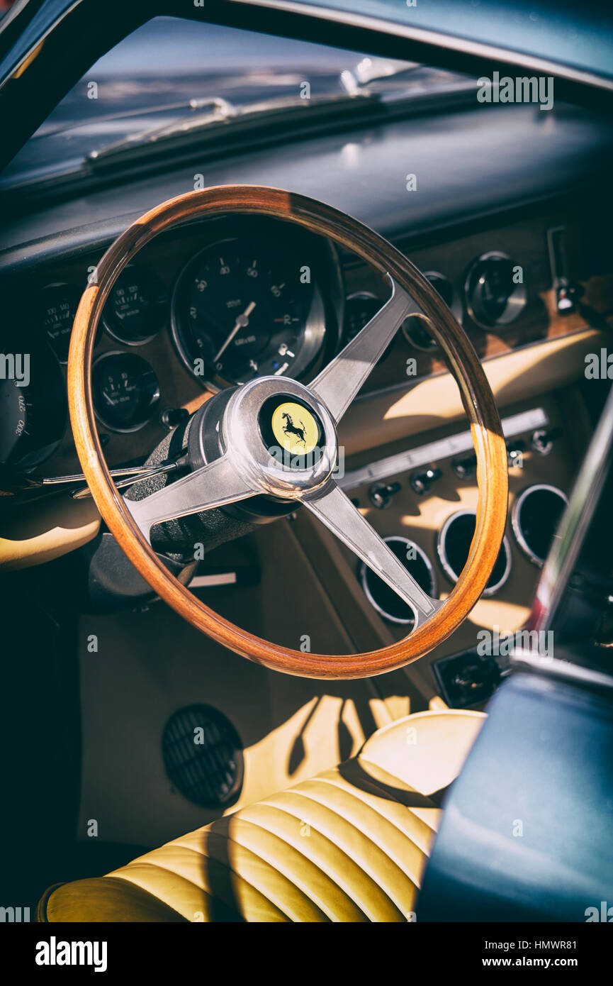 Vintage Ferrari 330 interni. Volante e cruscotto con applicato il filtro vintage Foto Stock