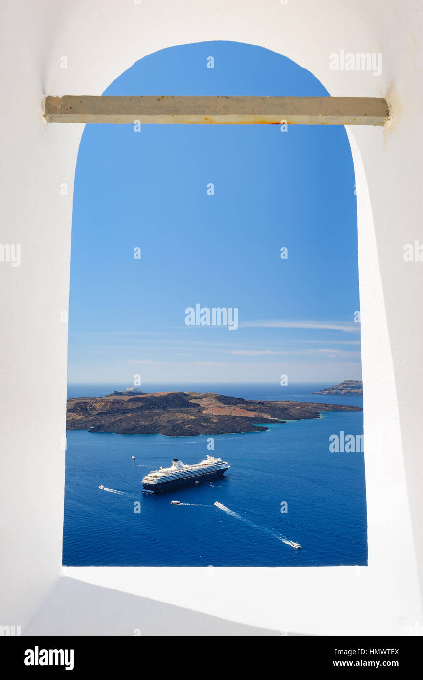 Vista attraverso la finestra della chiesa in Fira al mare caldera, Santorini Foto Stock