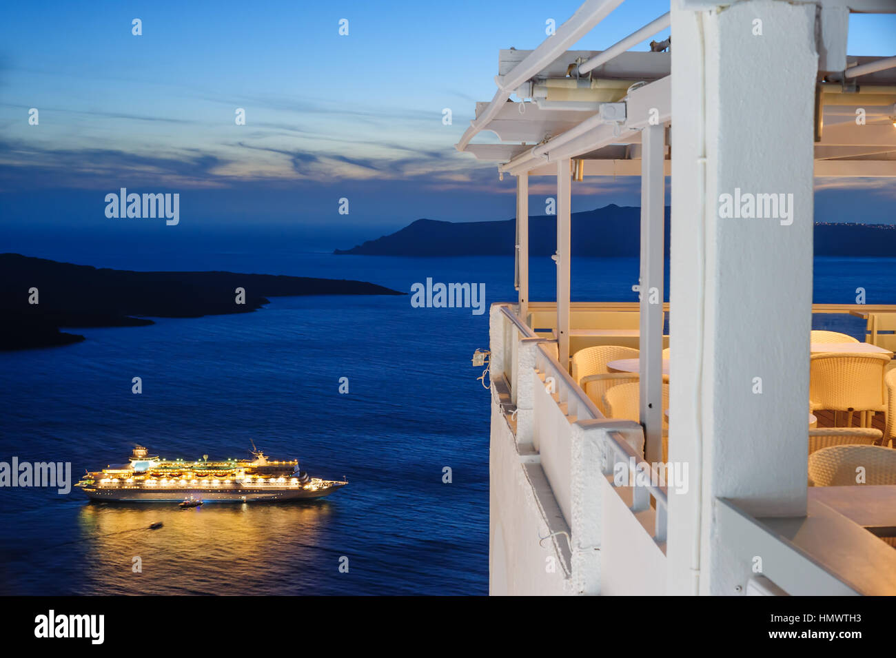 Enlighted nave da crociera dopo il tramonto vicino alla cittadina di Fira a Santorini Island, Grecia Foto Stock