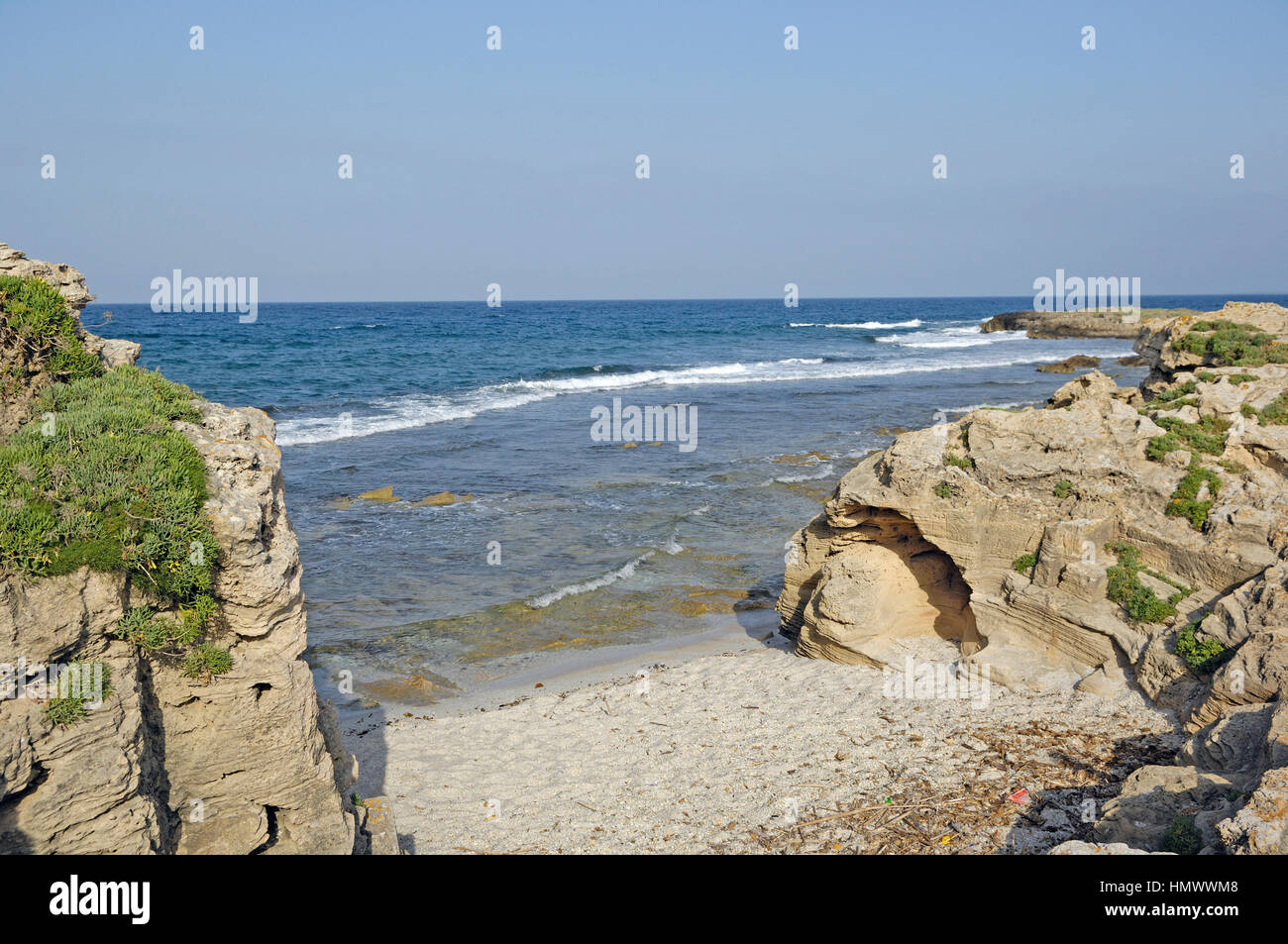 Trasparente blu acqua in Spiaggia Is Aruttas, Oristano, Sardegna, Italia Foto Stock