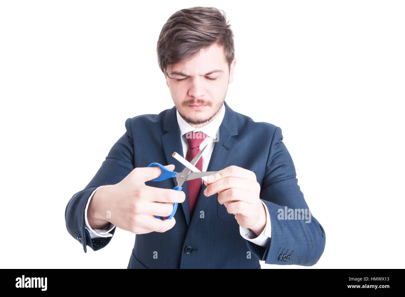 Uomo vestito da indossare il taglio di sigarette con gli occhi chiusi come smettere di concetto isolato su sfondo bianco con copia area pubblicitaria Foto Stock
