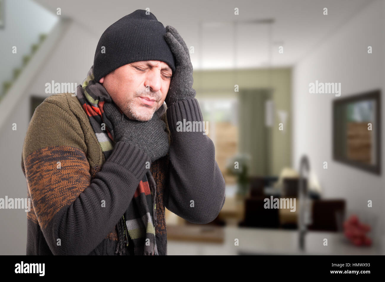 Giovane uomo con la sua testa e la gola della sensazione di malessere con spazio di copia Foto Stock