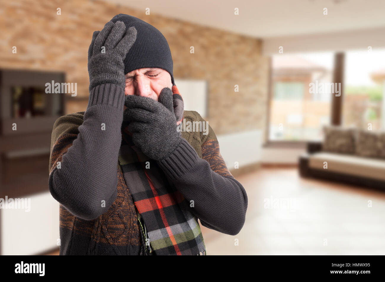 Malati giovane con influenza o tosse a freddo con la mano sulla sua bocca con copyspace Foto Stock