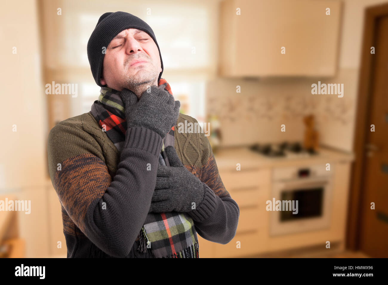 Esaurito o malati maschio con mal di gola che soffrono di influenza con lo spazio di testo Foto Stock