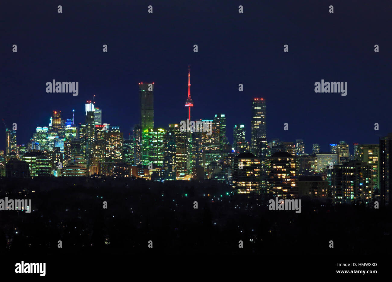 Toronto Downtown e midtown skyline notturno con grattacieli, CN Tower, office e gli edifici residenziali e alberghi Foto Stock