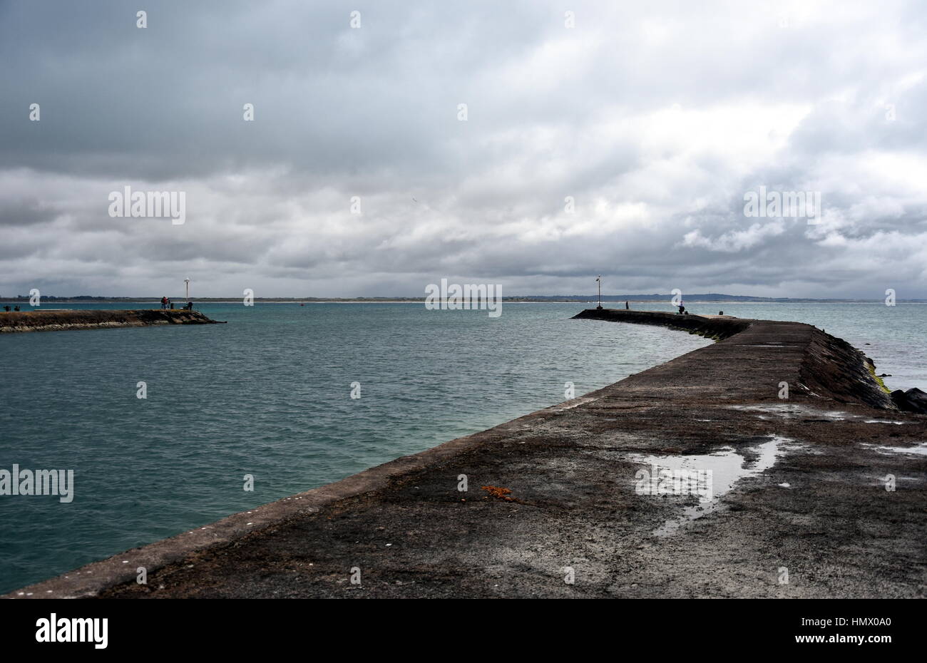 Spiaggia di Portland, Lee frangiflutti e il porto in un giorno nuvoloso. Portland è il più antico insediamento europeo in stato di Victoria, Australia, situato in Portla Foto Stock