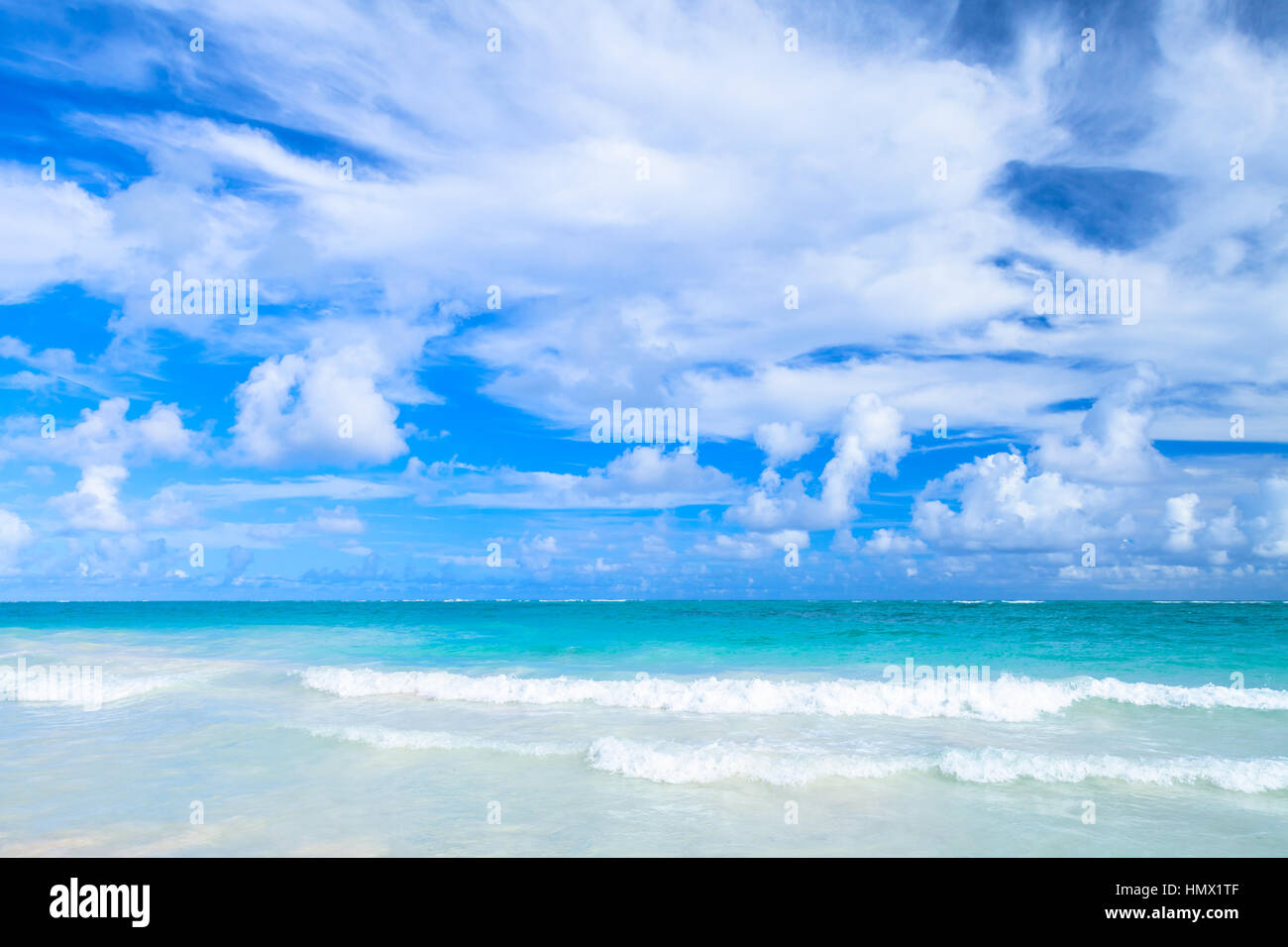 Svuotare costiera paesaggio dei Caraibi. Oceano atlantico costa, isola Hispaniola, Repubblica Dominicana. Bavaro Beach Foto Stock
