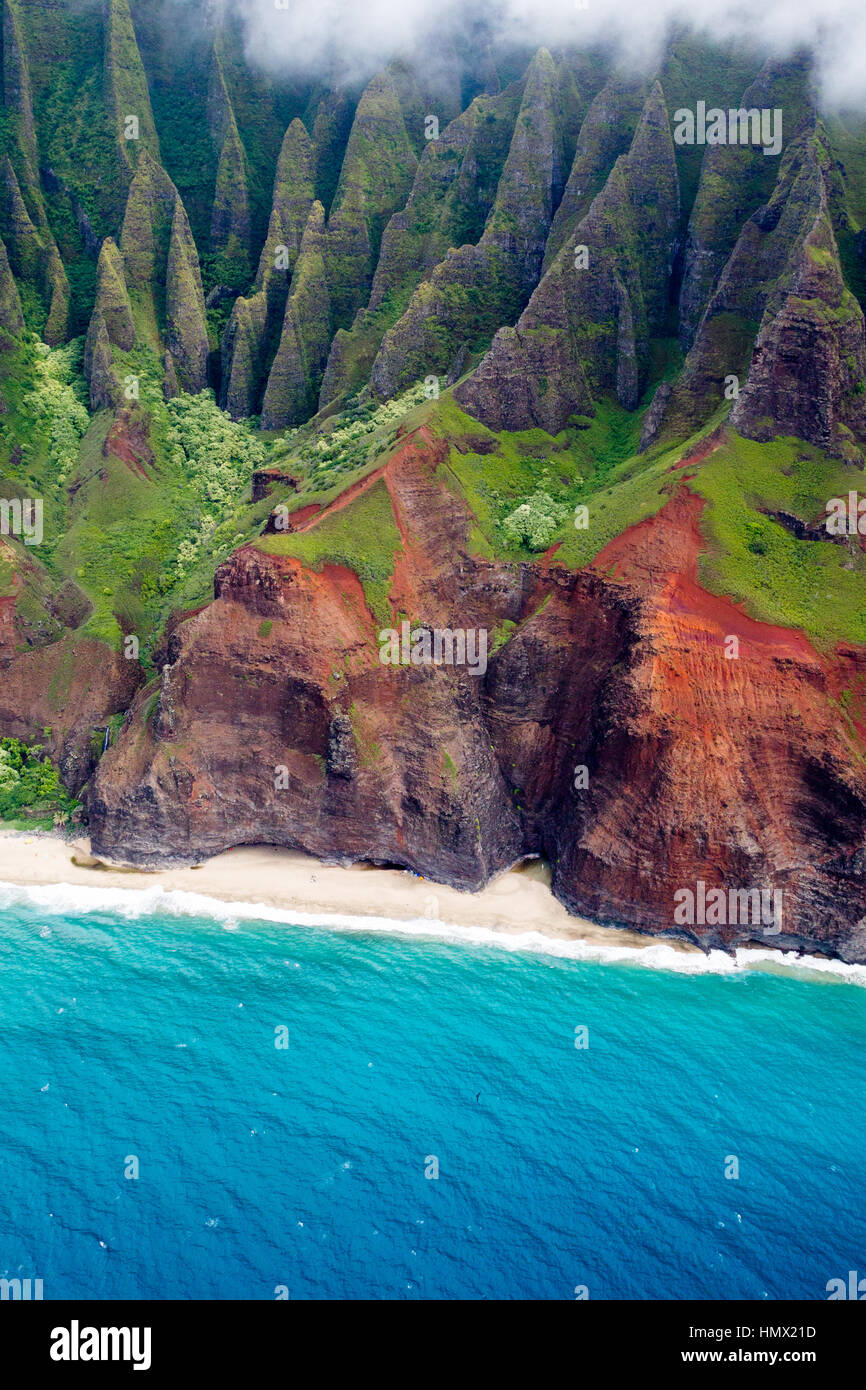 Vista aerea del famoso remote costa di Na Pali in Kauai, Hawaii, Stati Uniti d'America. Foto Stock