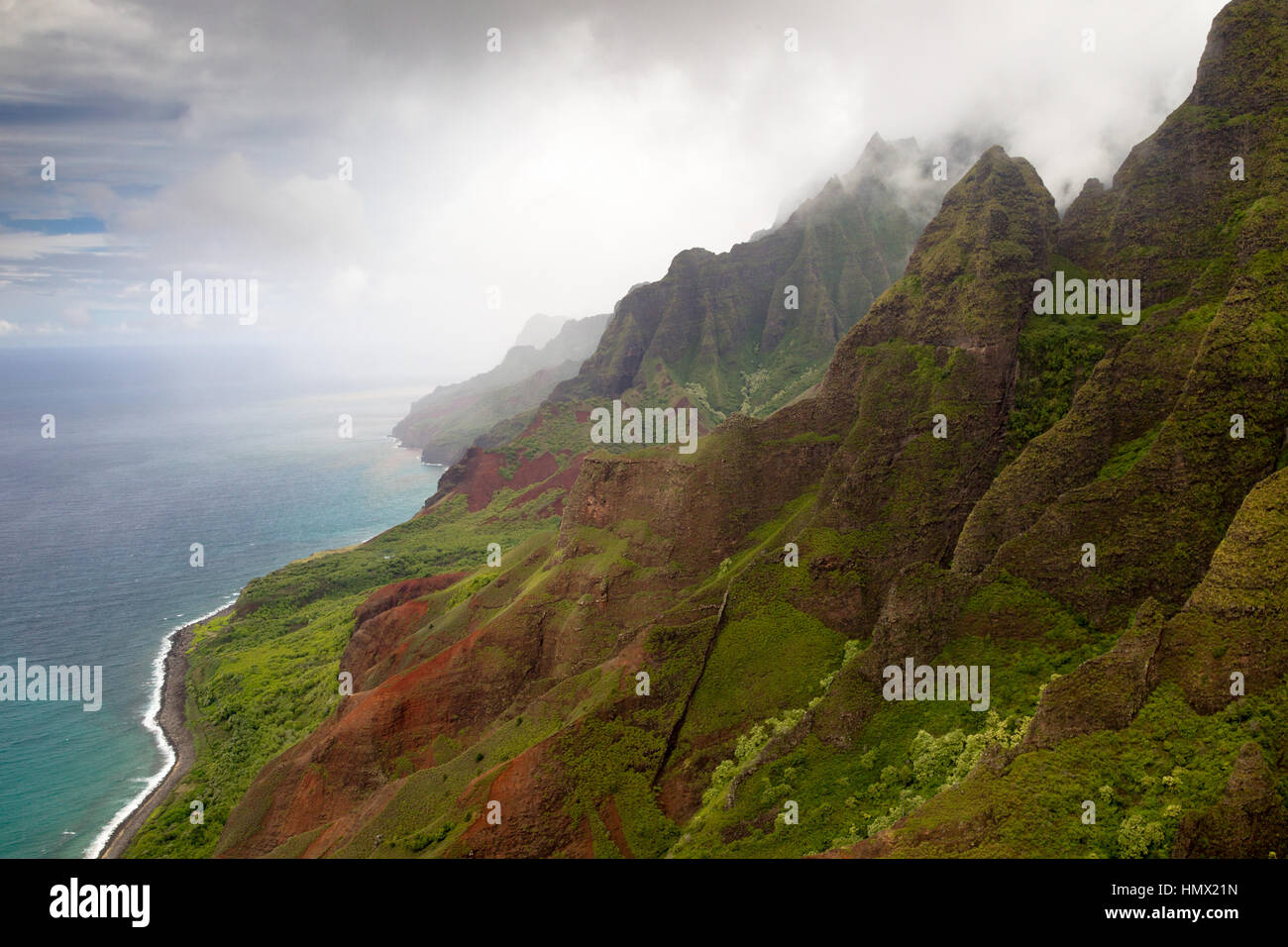 Vista aerea del famoso remote costa di Na Pali in Kauai, Hawaii, Stati Uniti d'America. Foto Stock