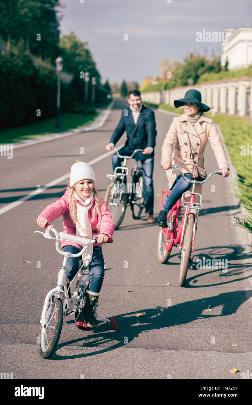 Famiglia allegra mountain bike nel parco Foto Stock