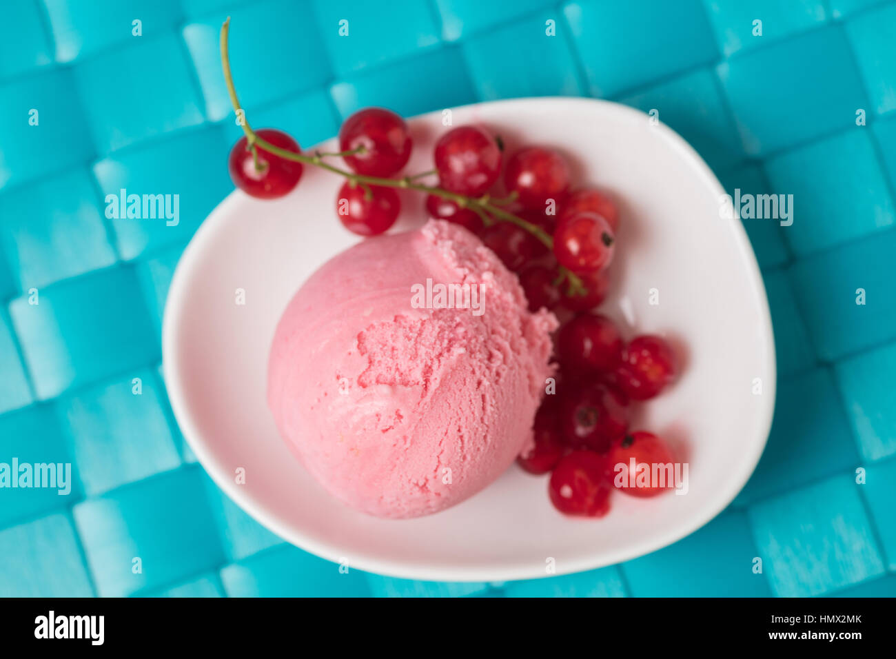 Vista superiore della casalinga di ribes rosso gelato di ribes freschi Foto Stock