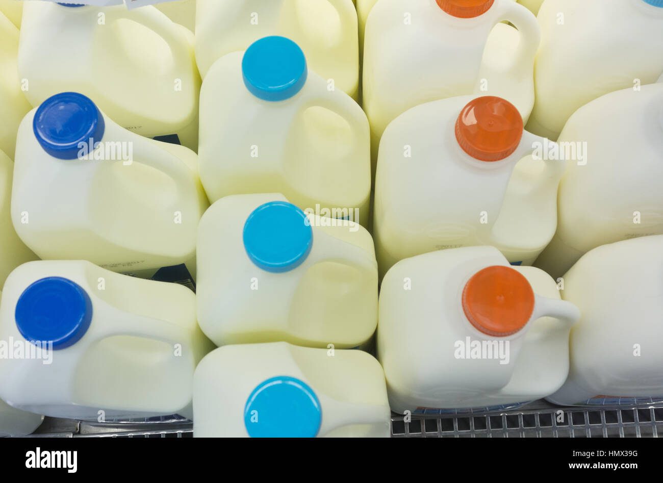 Bottiglie di latte sul frigo scaffale di supermercato store Foto Stock