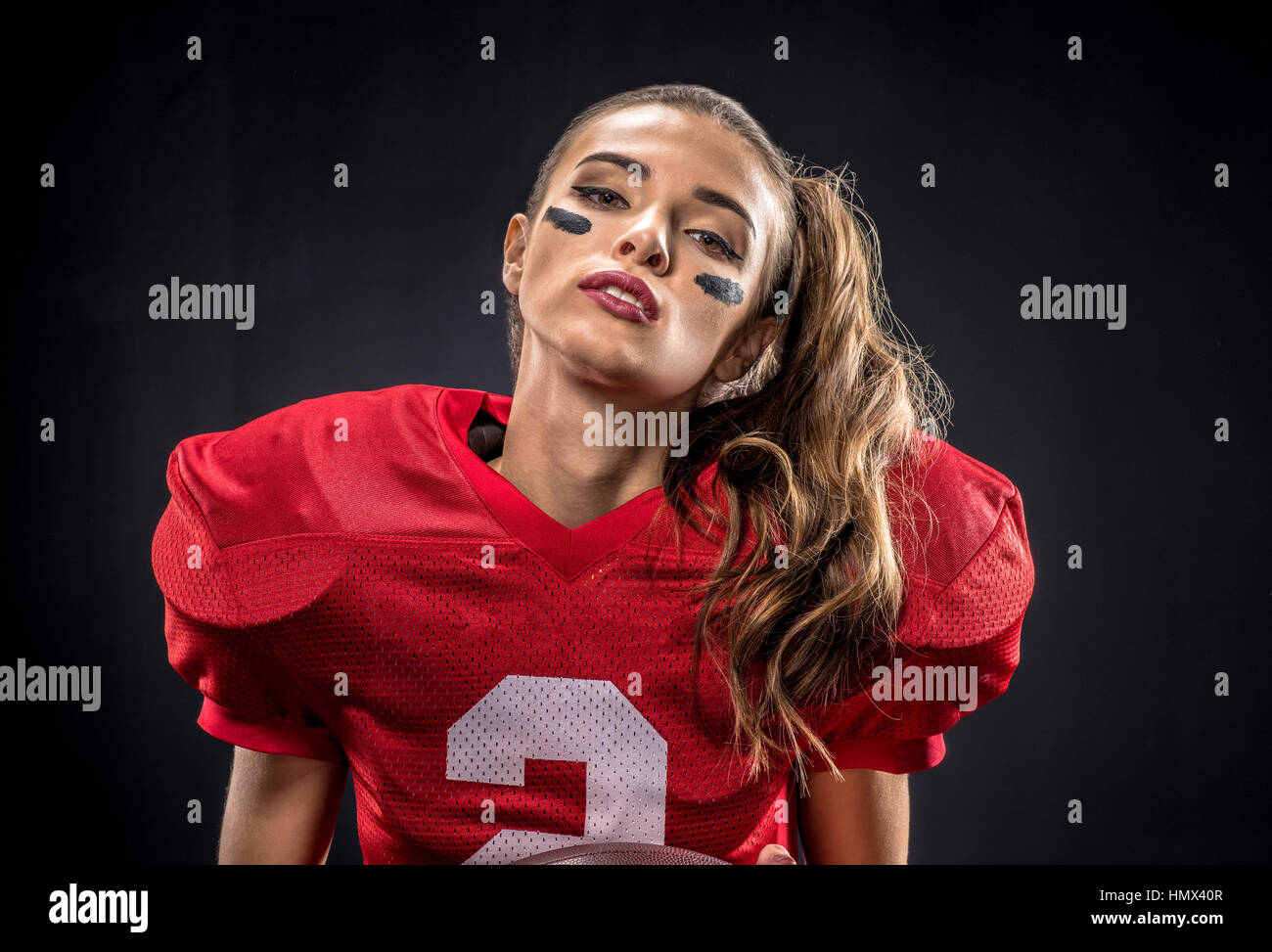 Femmina di giocatore di football americano in uniforme Foto Stock