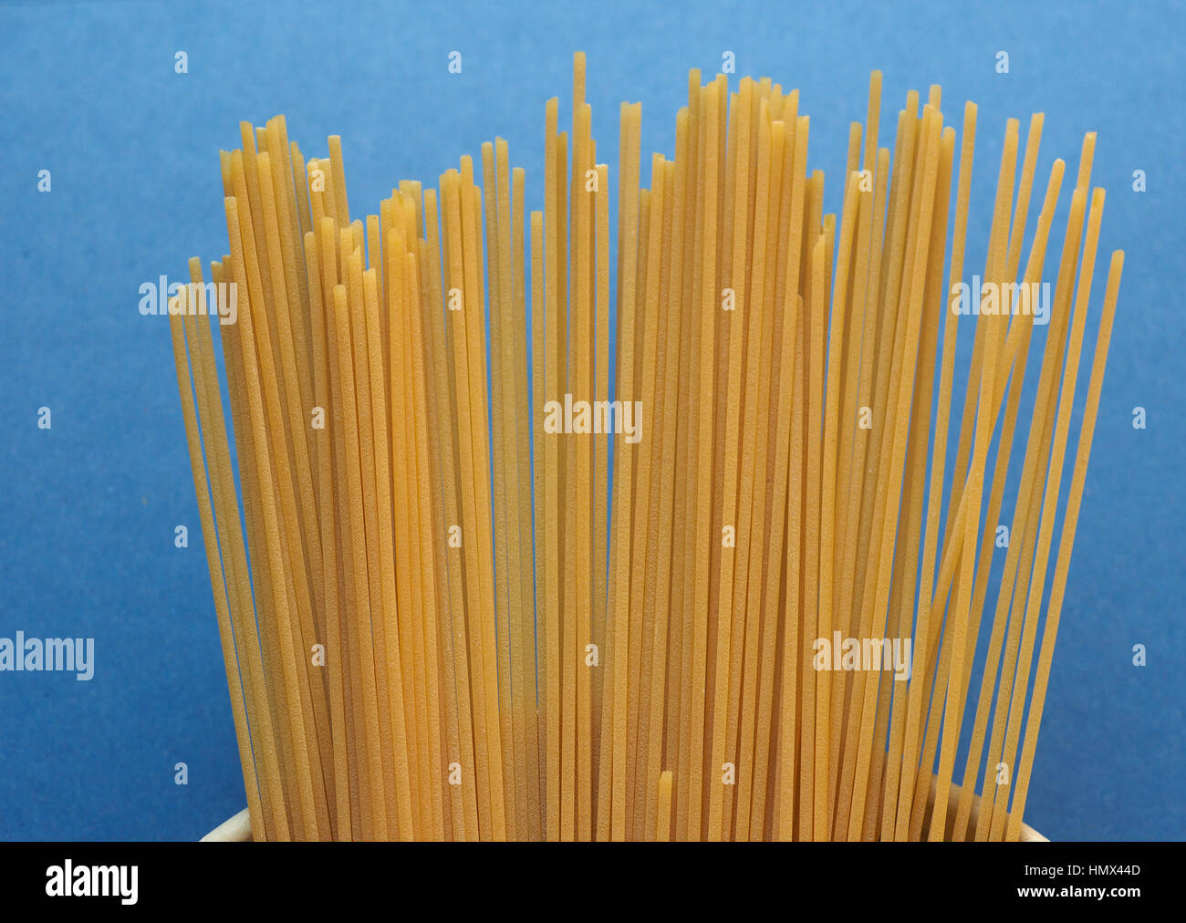 Spaghetti cibo tradizionale italiano su sfondo blu Foto Stock