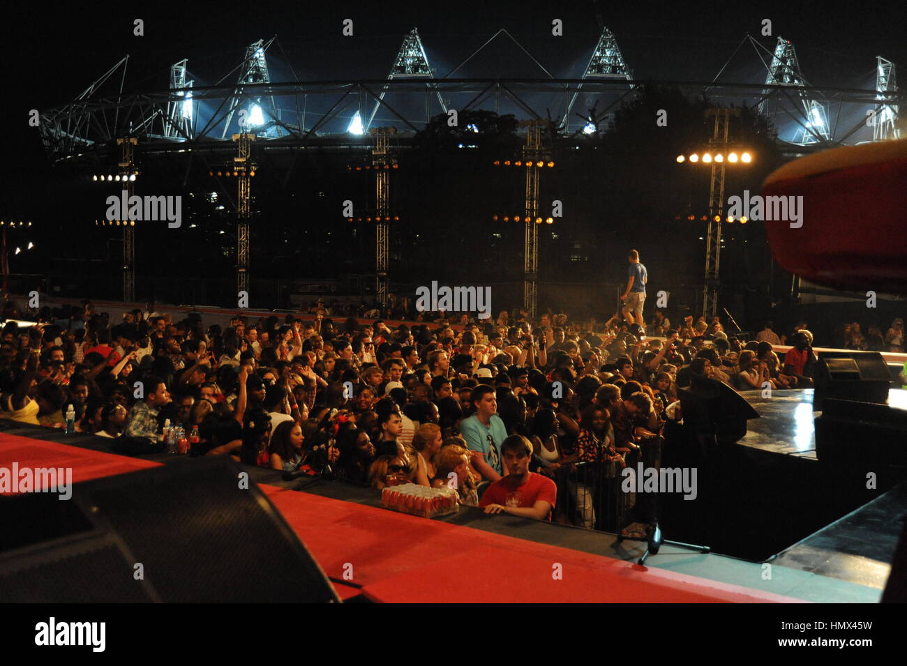Sul muoversi al ritmo del set di un film con Londra Olympic Stadium in background Foto Stock