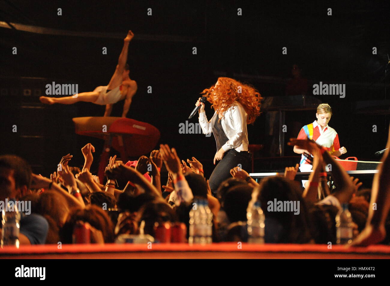 Katy B Eseguire durante le riprese di movimento per lui battere Olimpiadi di Londra la Coca Cola Annuncio Foto Stock
