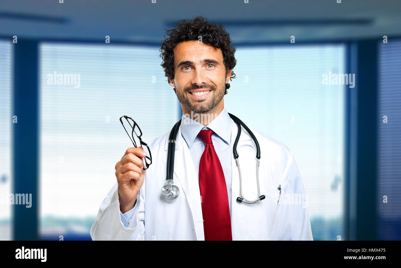 Giovane medico ti dà un paio di occhiali Foto Stock