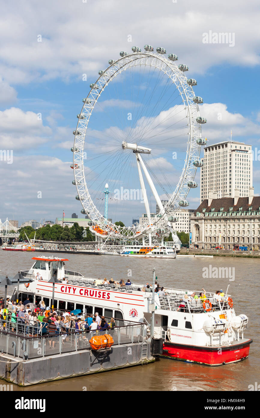 London, Regno Unito - 4 Settembre 2012: i turisti a bordo di un tour in barca ormeggiata al Molo di Westminster sul Tamigi con il London Eye in backg Foto Stock