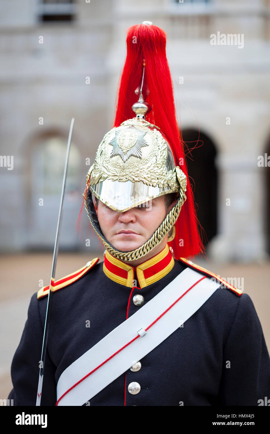 Londra - 4 Settembre : soldato di cavalleria della famiglia reggimento montato dal Blues e Royals montato Squadron sta di guardia al di fuori delle Guardie a Cavallo Foto Stock