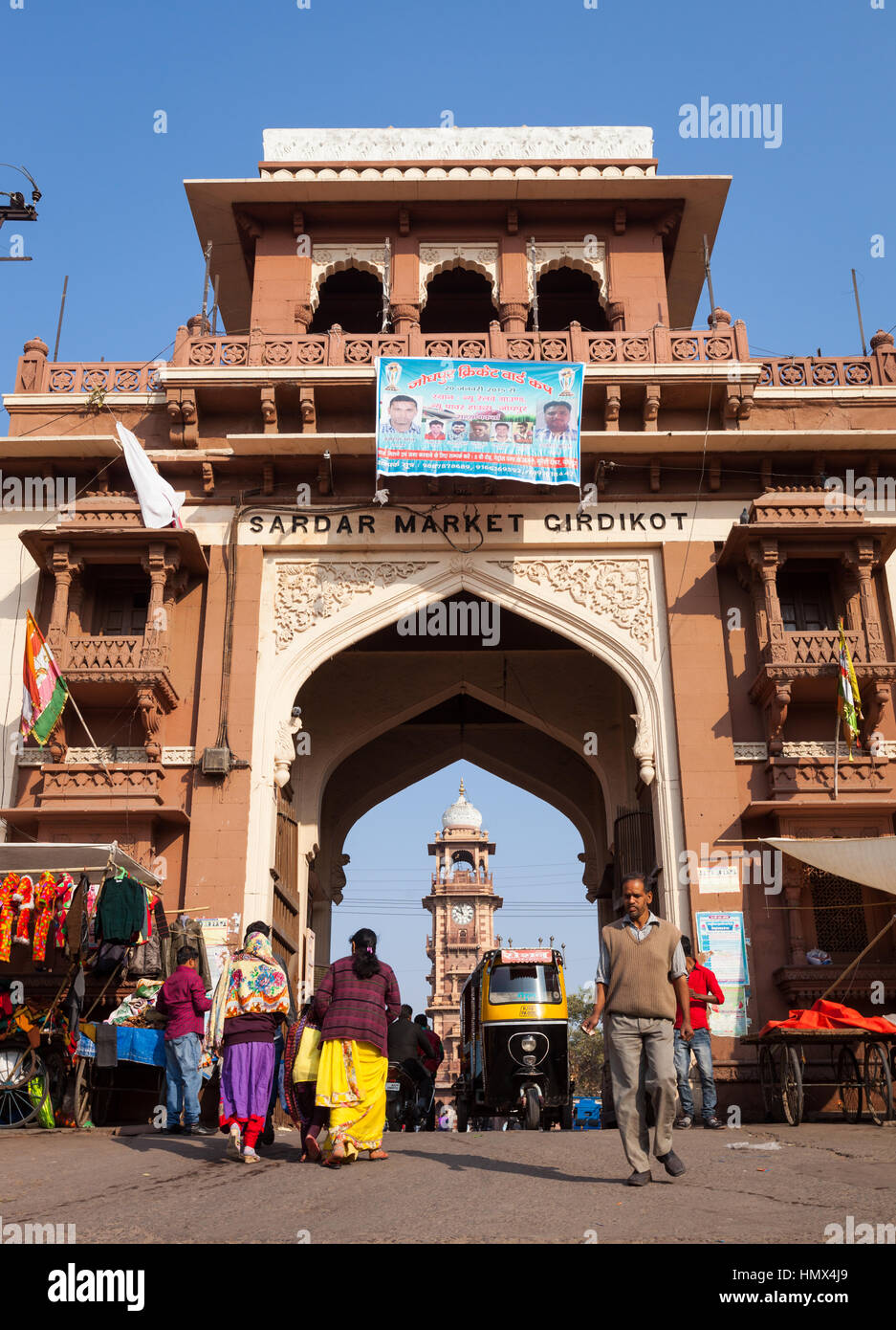 JODHPUR, India - 20 gennaio 2015 : Persone e rickshaws utilizzando il cancello di ingresso alla Girdikot Sardar e mercati. Jodhpur la famosa torre dell orologio può essere s Foto Stock