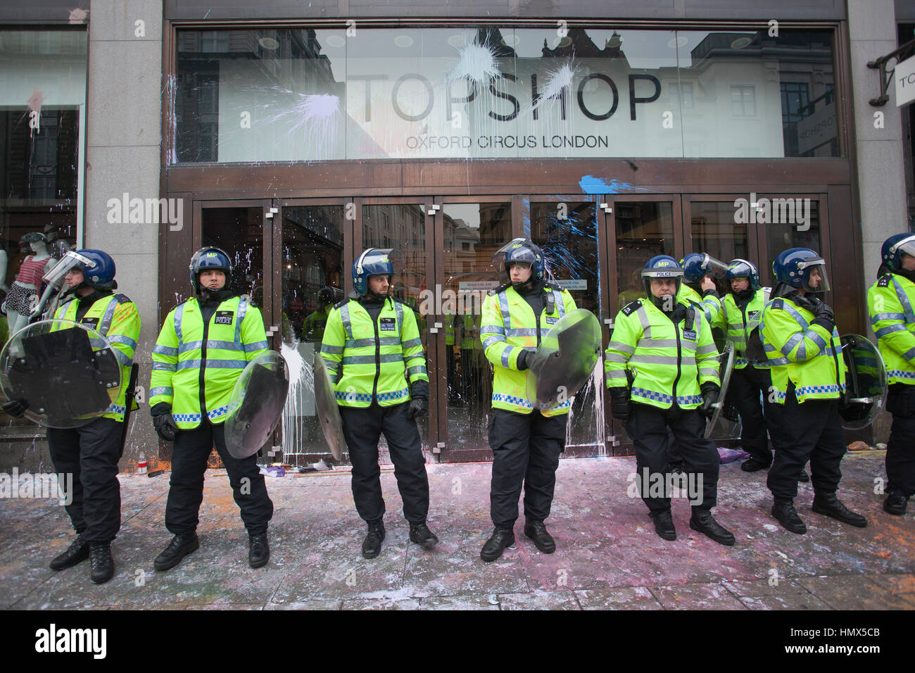 Metropolitan Polizia per le strade di Londra durante un studenti ant-tagli dimostrazione, Central London, England, Regno Unito Foto Stock