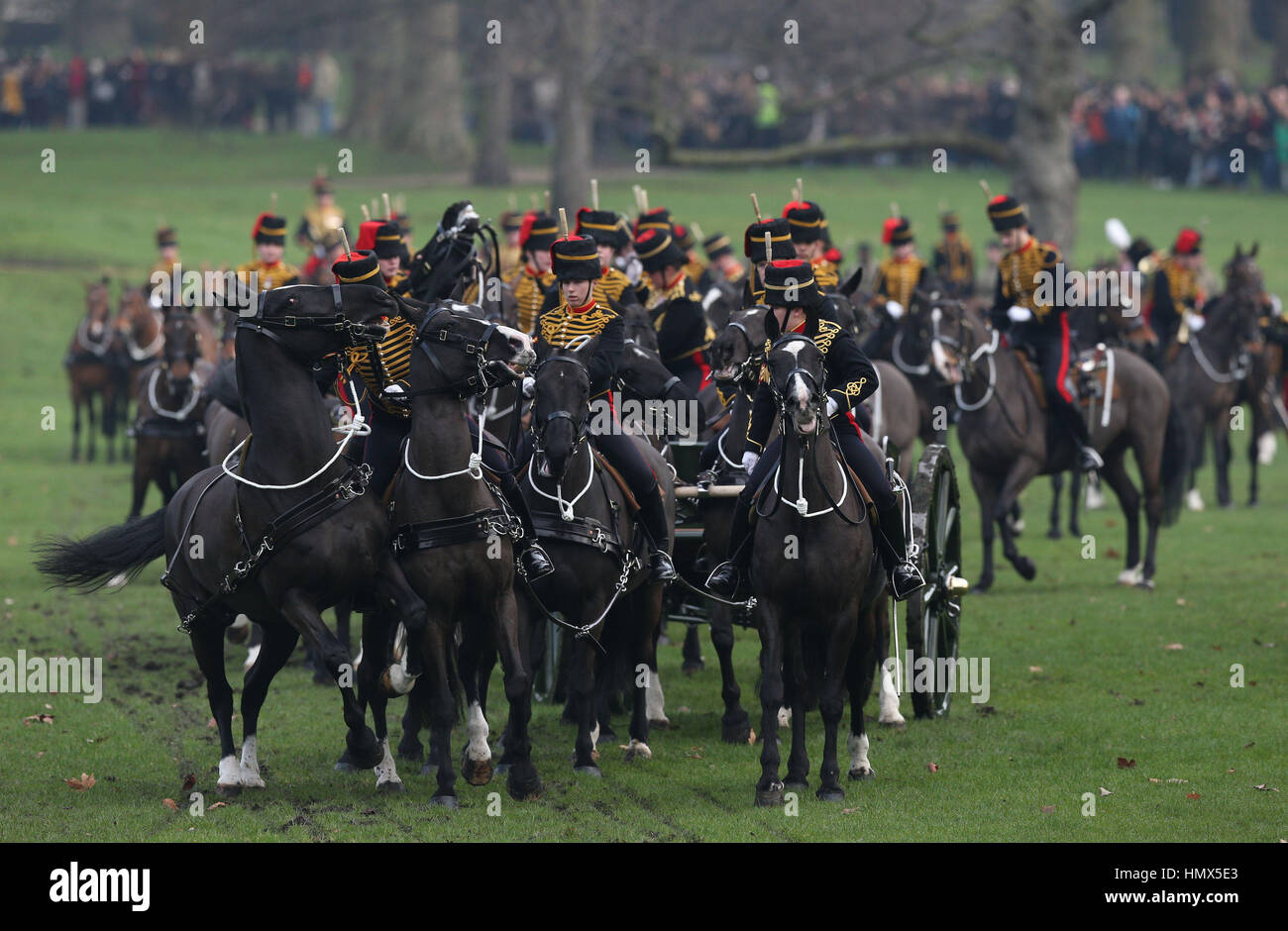 I membri del re truppa Royal Artiglieria a cavallo nel parco verde, Londra centrale, dopo l'allestimento di un 41-Gun salutare per contrassegnare il sessantacinquesimo anniversario dell'adesione della Regina Elisabetta II al trono. Foto Stock