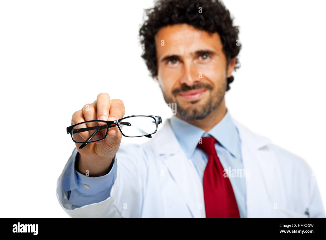 Giovane medico ti dà un paio di occhiali Foto Stock