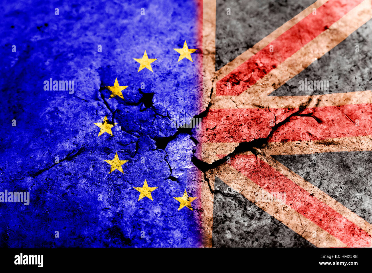 Vernice color copy bandiera UE e bandiera britannica sulla superficie della piastra metallica rotta per texture di sfondo nero e drop.magine la situazione attuale. Foto Stock