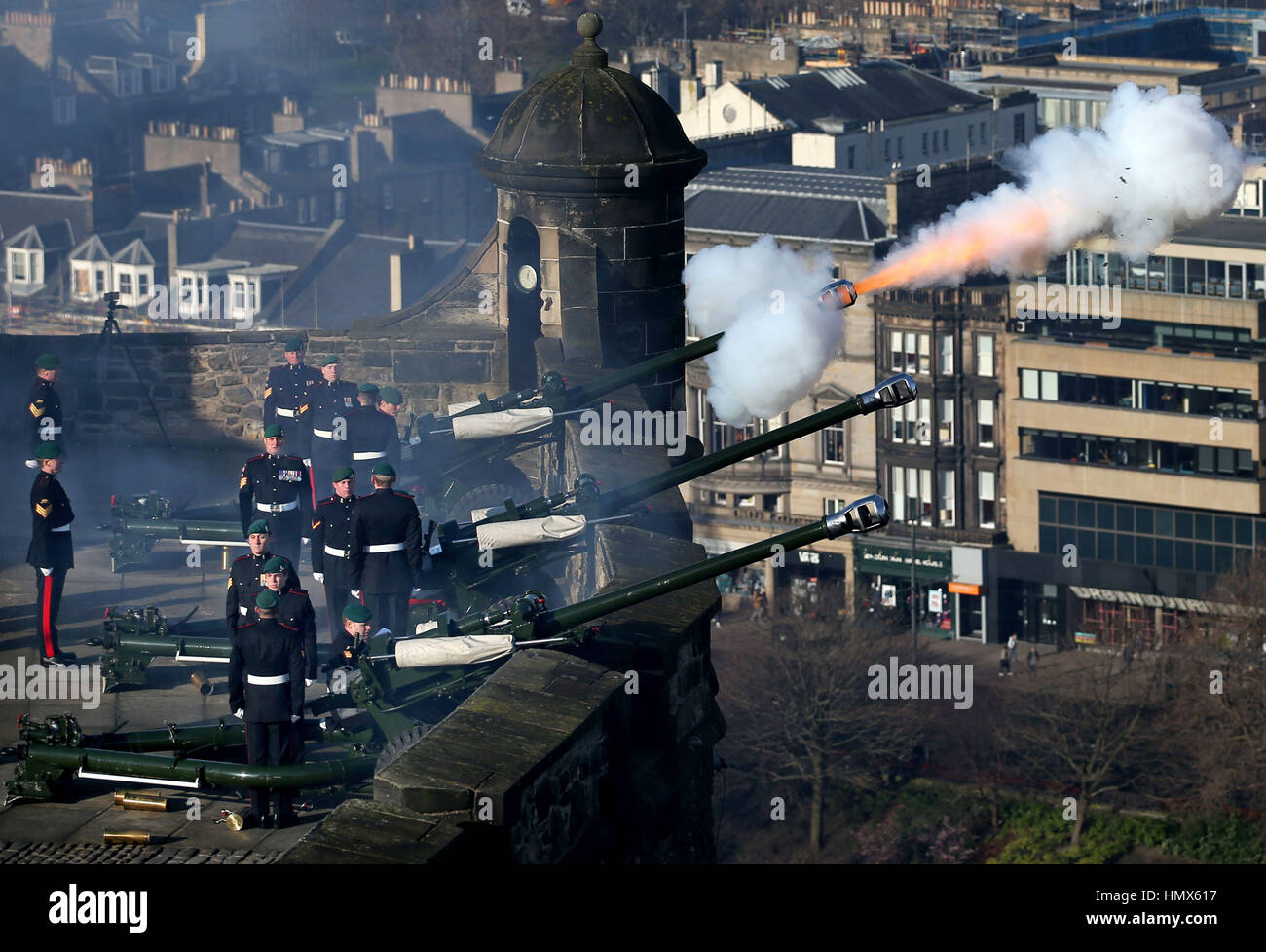 Membri del 29 Commando Regiment Royal Artillery fire un 21-gun omaggio al Castello di Edimburgo, per contrassegnare il sessantacinquesimo anniversario dell'adesione della Regina Elisabetta II al trono. Foto Stock