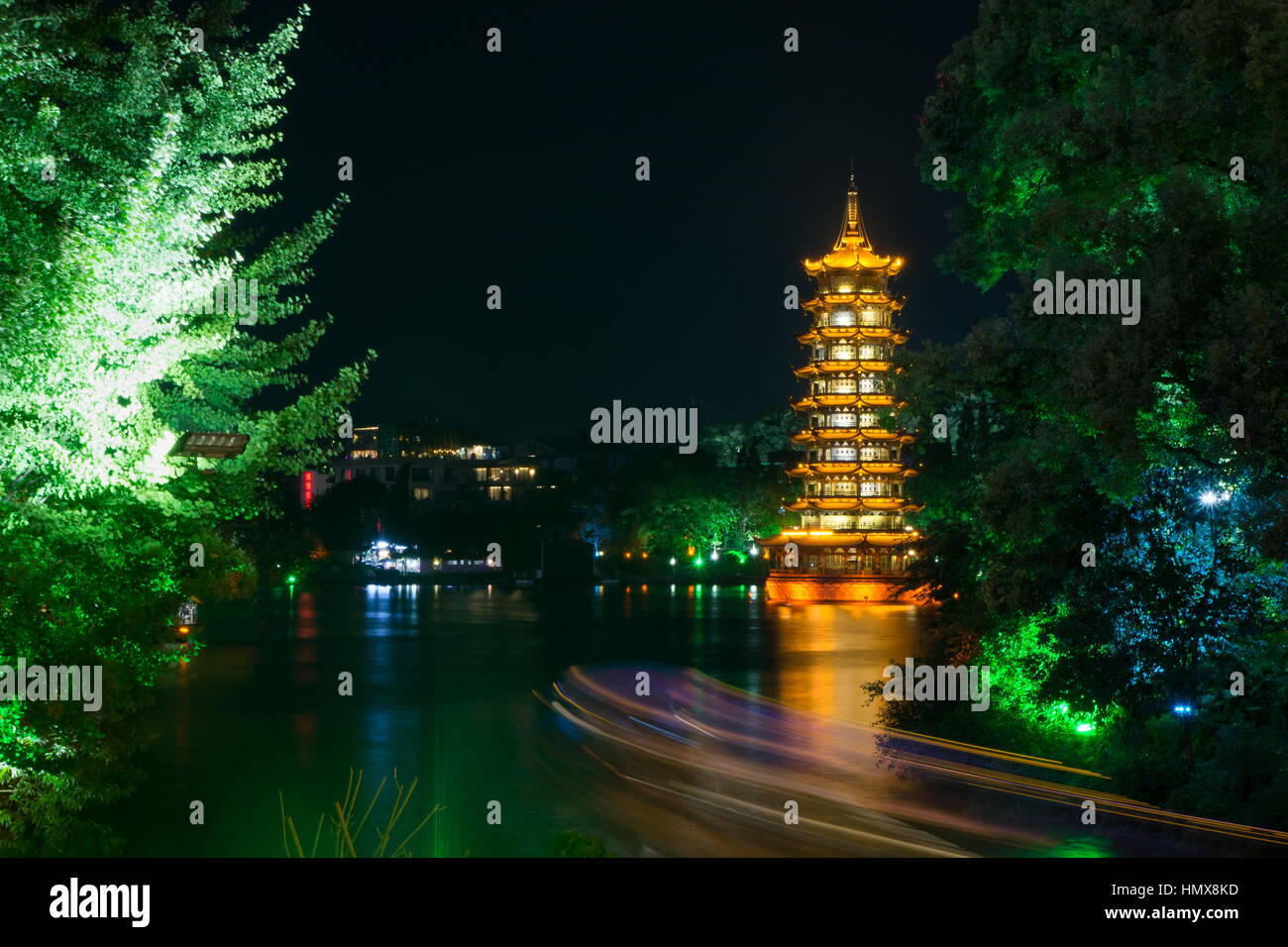 Torre di Guilin con percorsi di luce da una barca. Cina, provincia di Guangxi Foto Stock