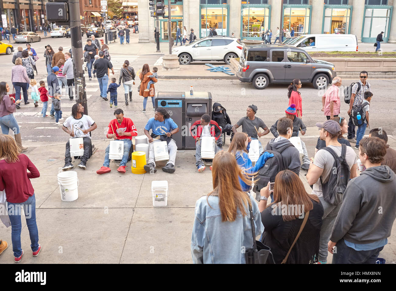 Chicago, Stati Uniti d'America - Novembre 05, 2016: batteristi di strada giocare su secchielli in plastica nel centro cittadino di Chicago. Foto Stock