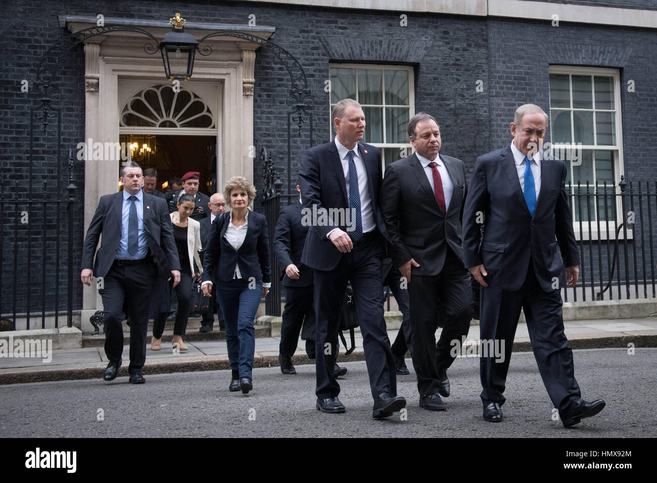 Il Primo Ministro israeliano Benjamin Netanyahu (destra) conduce la sua delegazione n. 10 di Downing Street, Londra, a seguito di un incontro con il Primo Ministro Theresa Maggio per discutere le relazioni bilaterali tra il Regno Unito e Israele compreso il potenziale per ulteriori scambi di post-Brexit. Foto Stock