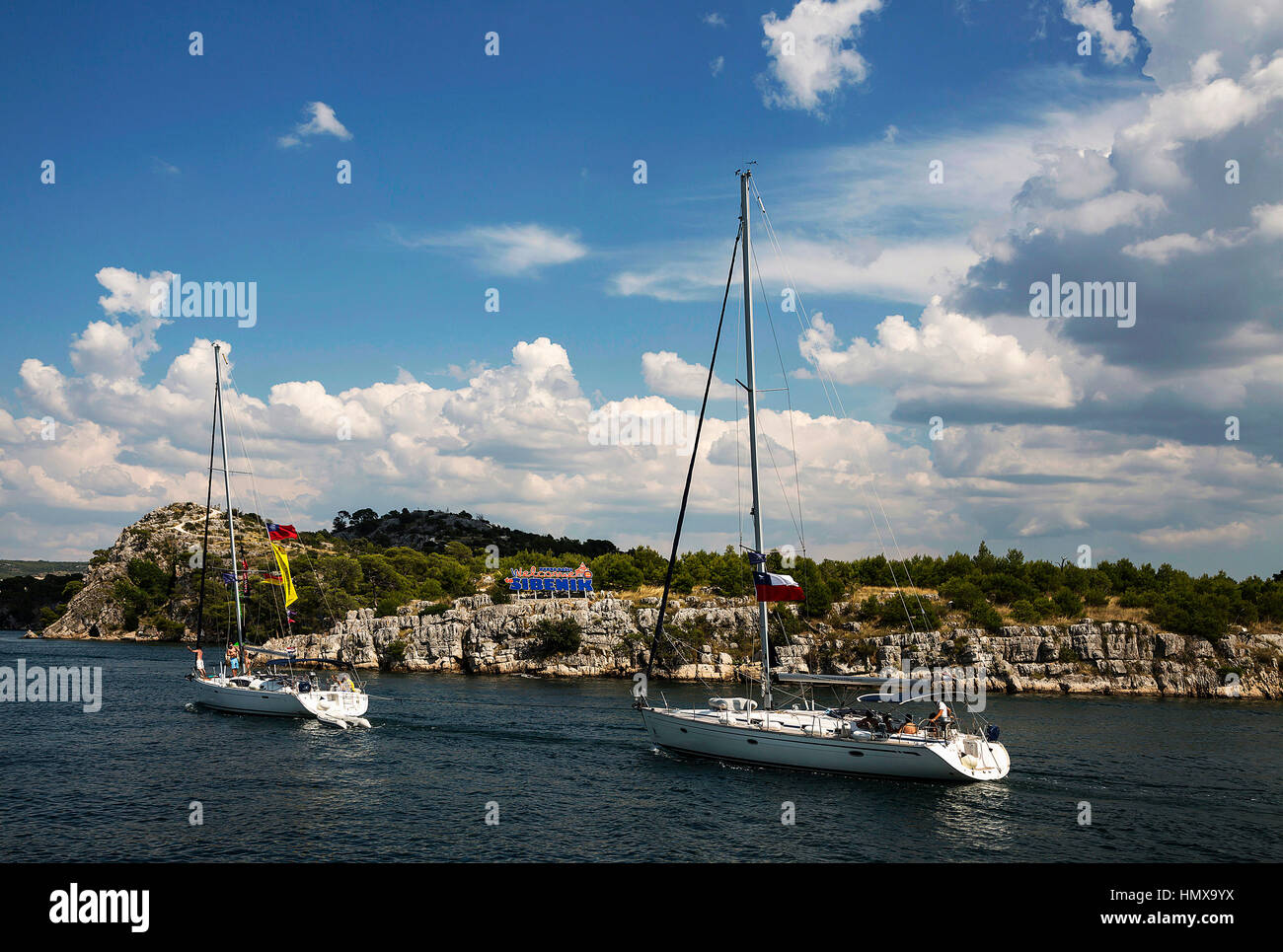 Per via navigabile a Sibenik, citta di Sebenico e st. Ante vista canale da seaCroatia Foto Stock